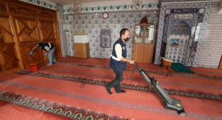 Buca'da cami temizliği!