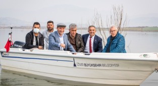 Büyükşehir'den tarlası baraj altında kalan çiftçilere tekne desteği