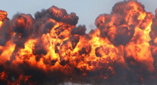 Camide bombalı saldırı!