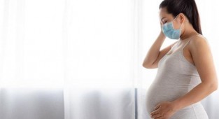 Corona testi pozitif çıkan anne bebeğini emzirmeye devam edebilir