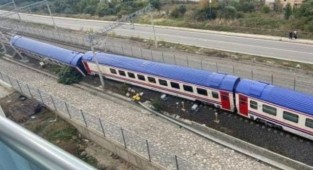 Gebze'de yolcu treni kaza yaptı