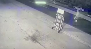 Görme engelliye çarpma anı güvenlik kamerasında