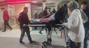 Hastaneye gitmek istemeyen yaşlı kadın çocuklarına bıçak çekti!