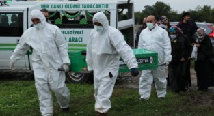 İki kardeş 15 dakika arayla koronavirüsten öldü!