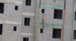 İnşaattan düşen işçi 4'üncü katta asılı kaldı!