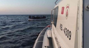 İzmir açıklarında 25 göçmen kurtarıldı