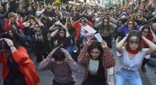 İzmir'de 24 kadın hakkında açılan Las Tesis davası ertelendi