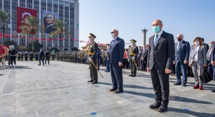 İzmir'de 29 Ekim kutlamaları çelenk töreniyle başladı