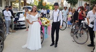 İzmir'de bisiklet gelin arabası oldu!