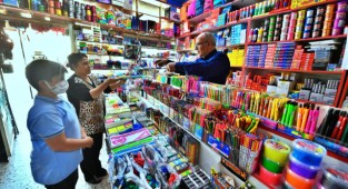 İzmir'de hem öğrenci ailelerine hem esnafa destek