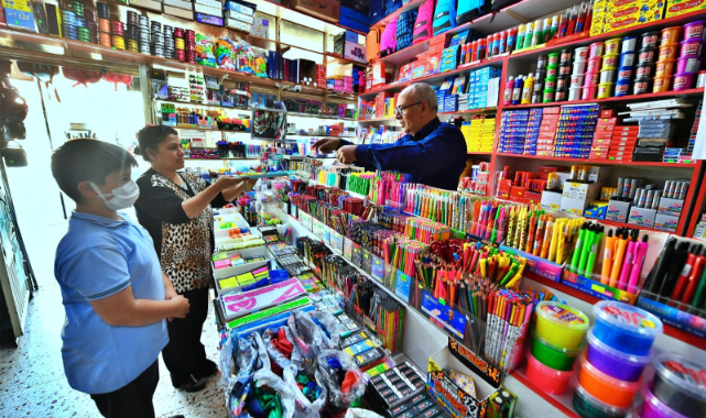 İzmir'de hem öğrenci ailelerine hem esnafa destek