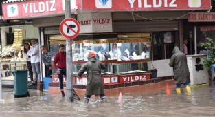 İzmir'de sağanak yağış: Yollar göle döndü!