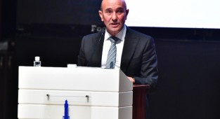 İzmir'de Uluslararası Kadın Sempozyumu