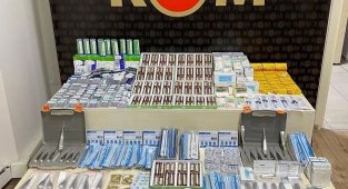 İzmir'de binlerce adet kaçak tıbbi malzeme ele geçirildi