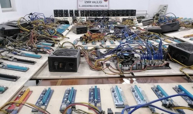 İzmir'de iş yerinde kripto para üreten şüpheliler yakayı ele verdi!