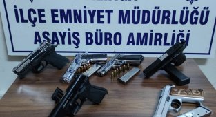 İzmir'de silah kaçakçılarına suçüstü baskın