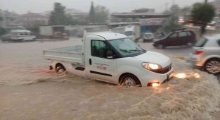 İzmir'i sağanak vurdu: Urla'da sokaklar göle döndü