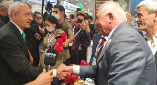 Kılıçdaroğlu Kemalpaşa standını gezdi