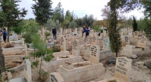 Mezarlığa bırakılan çantada bebek cesedi çıktı