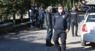 Okul önündeki kavgada liseli genç polise ateş açtı