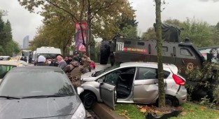 Özel harekata ait zırhlı araç zincirleme kazaya karıştı: 3 yaralı!