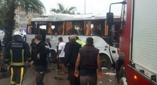 Tur midibüsü devrildi: Sekiz turist yaralı