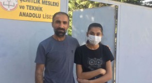 Üniforma alamadığı için okula gidemeyen kız öğrenciye İzmir’den bile destek gitti: Müdürlük ise yalanladı!