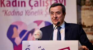 Başkan Batur Kadın Çalıştayı'nda konuştu: 'Ülkeye ihanettir'