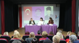 Bayraklı'da 'kadın' paneli