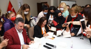 Bayraklı'da Yaşar Seyman'a yoğun ilgi