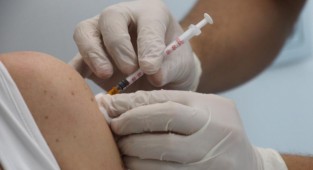 Biontech’i Sinovac zanneden hemşire, hastaya altı doz aşı uyguladı