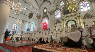 Camiye protokol koltuğu getirip üzerine kürk serdiler