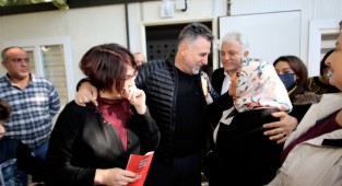 Depremzedeler Başkan Sandal'ı bağrına bastı