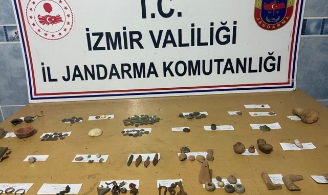 Evini müzeye çevirmiş... İzmir'de 165 parça tarihi eser ele geçirildi