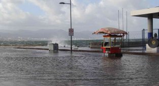 Fırtına nedeniyle Konak'ta deniz taştı