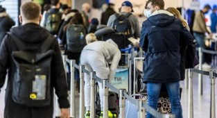 Güney Afrika'dan gelen uçaktaki 61 kişinin Kovid-19 testi pozitif 