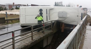 İşçi servisi devrildi: 10 yaralı