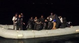 İzmir'de 50 göçmen kurtarıldı! 