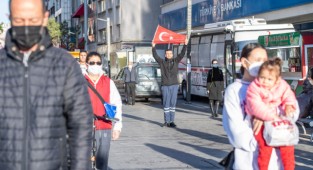 İzmir’de Ata’ya saygı için hayat durdu