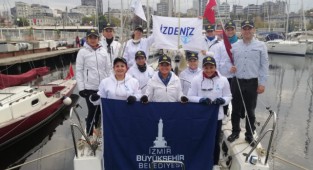 İzmir'de kadın yelkencilere çifte kupa sevinci