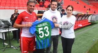 İzmir'de kalpler Duru için attı