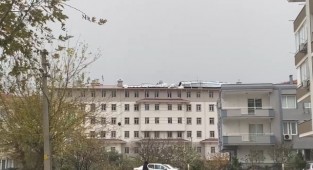 İzmir'de KYK yurdunun çatısı uçtu!