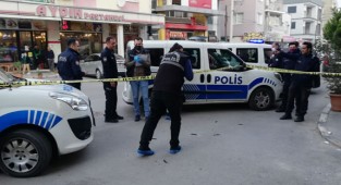 İzmir’de polis sırtından bıçaklandı