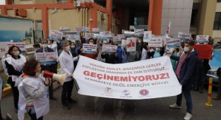 İzmir'de sağlık çalışanlarından 'Geçinemiyoruz' tepkisi