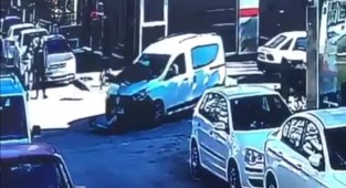 İzmir'de scooter ile araç çarpıştı