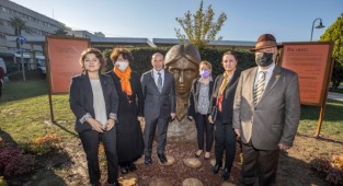 İzmir'de Turuncu Bahçe ve Kadın Anıtı açıldı