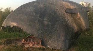 İzmir'de üç heykele saldırı