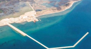 İzmir'deki liman çürümeye terk edildi