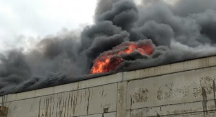 İzmir-Uşak yolundaki tekstil fabrikasında yangın!