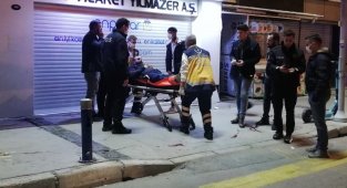 İzmir'de bıçaklı kavga: 1'i ağır, 2 yaralı